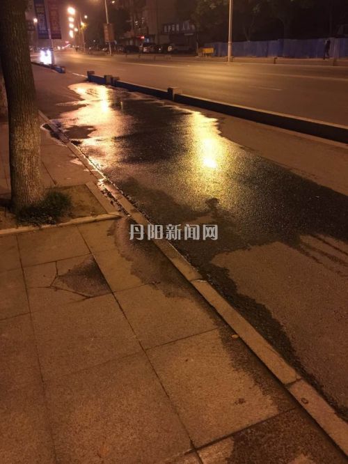 污水溢出路面