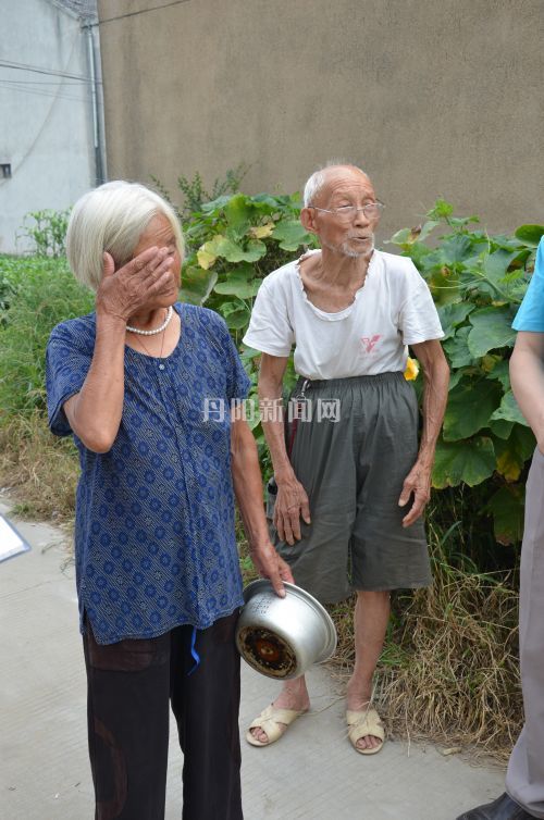 民房被日军烧毁后，全家人艰难度日，秦敖齐老伴回忆往事落泪