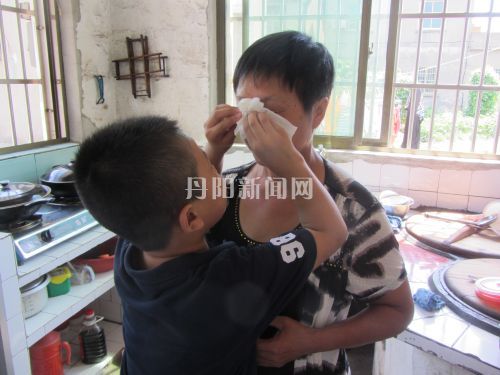 方伟帮奶奶擦眼泪。