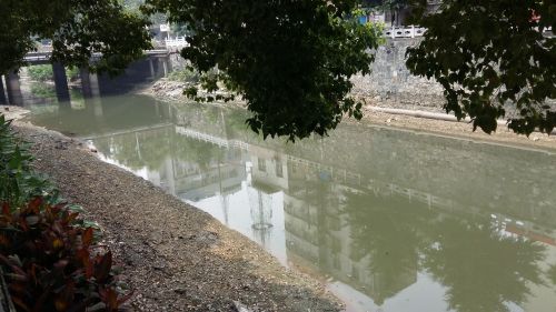 河畔花园旁护城河