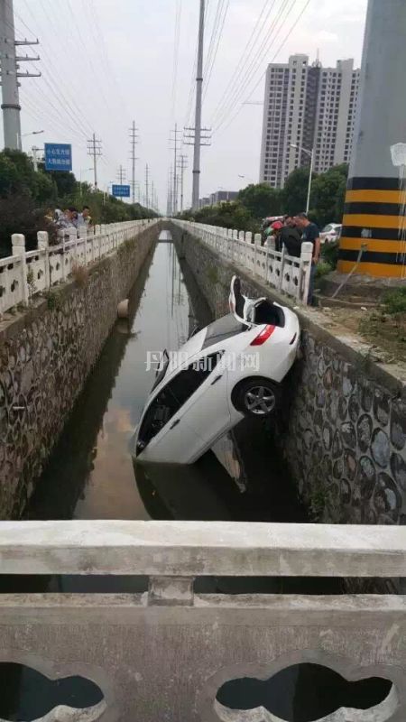 轿车冲入水沟