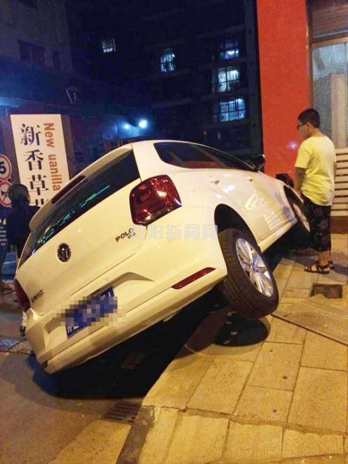 油门当刹车