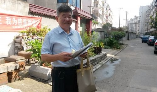 正在去收卫生费途中的李阿明