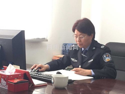 徐腊娥在办公室办公2