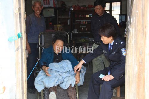 徐腊娥与村民聊家常