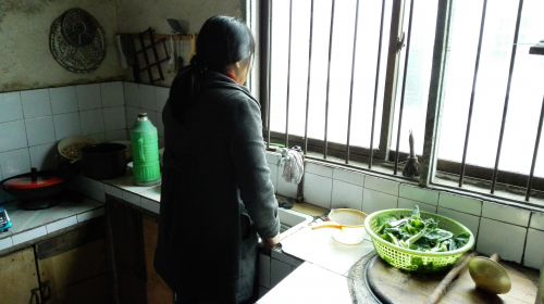 头 由于身体和精神负担都过重，杨红梅经常做做家务就需要缓神好久。