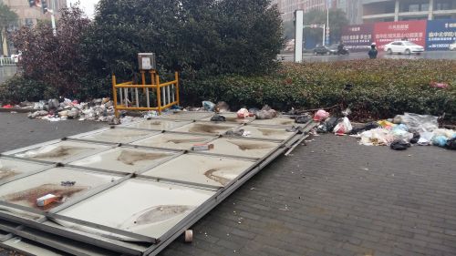 天华星城门面房外垃圾成堆