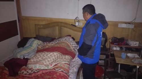 头 张广华如今最常做的一件事就是在妻子的病床前安静地待着。