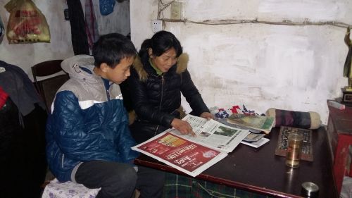 王孝风带着李松看报纸
