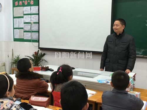 陈志平在教室里上课