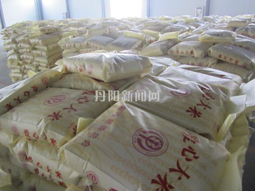 等待配送的“爱心大米”
