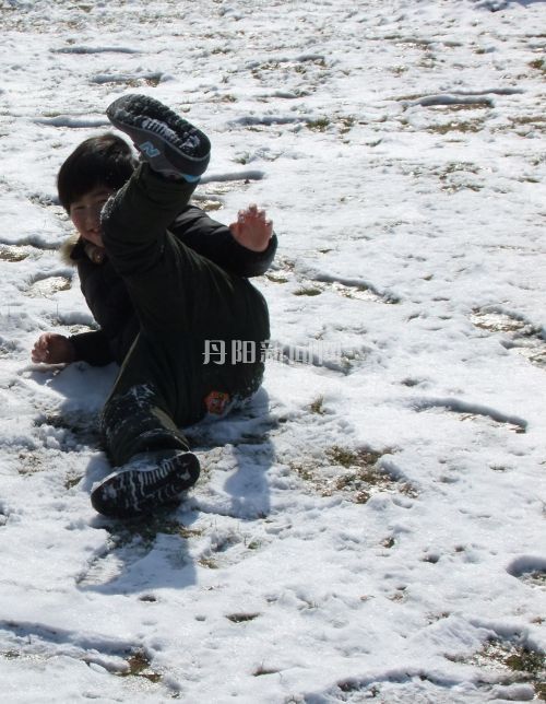 跌倒在雪里