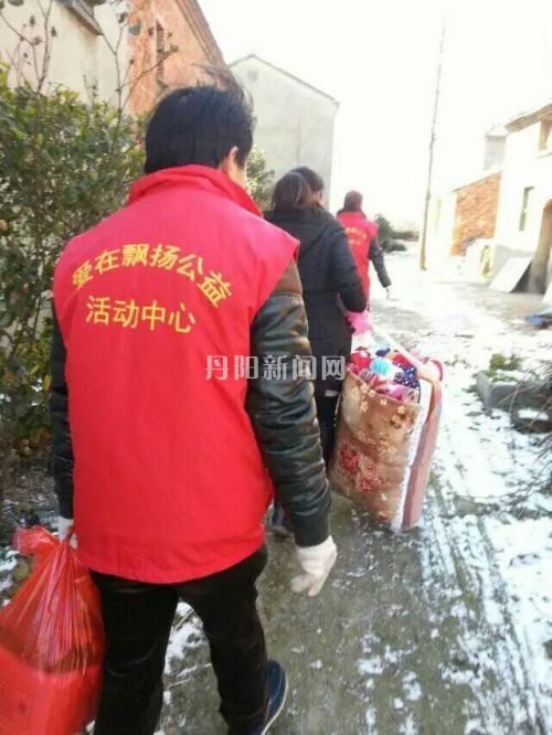 志愿者带着物资步行中