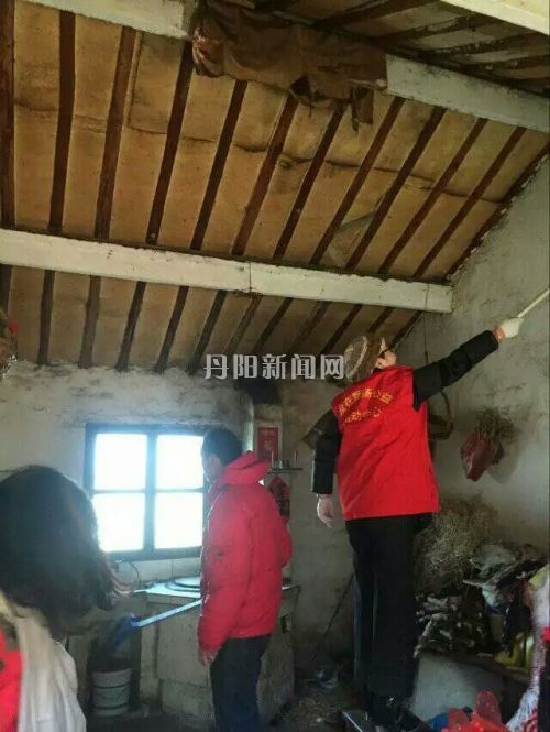 志愿者在孤寡老人家中打扫卫生