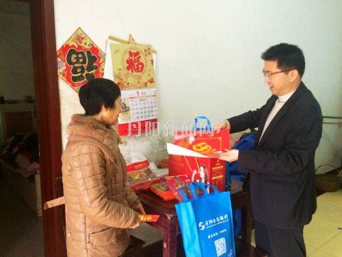 丹阳农商银行负责人给吴娥英送上慰问品