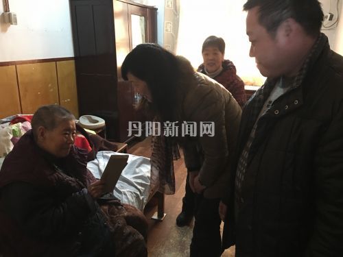 市民广场社区看望退休老主任