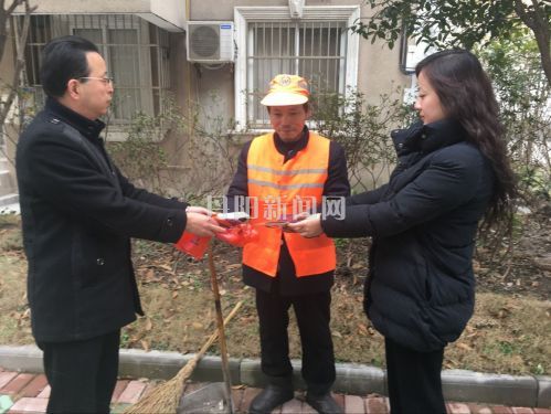 太阳城社区领导给保洁员送护手霜