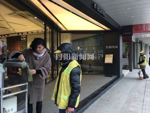 尹珍帮环卫工倒热水