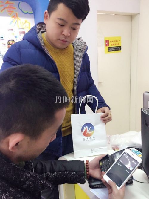 图为顾客用Apple Pay买单
