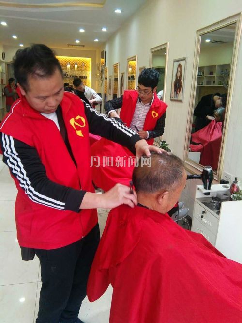 爱心义工在为老人理发