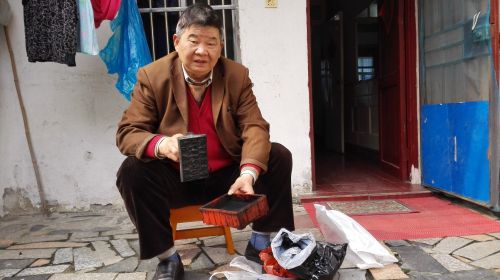 李阿明展示夺回的“牛皮癣”制造工具