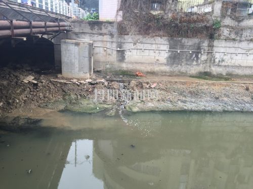 污水墩挡住了排水口，很难被发现，但周围蔓延的污水暴露了它的位置。