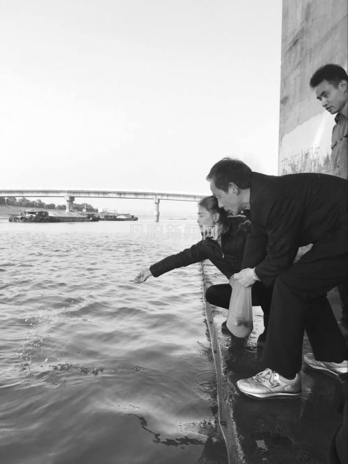 骨灰撒河中亲情留心间