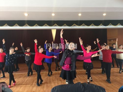 赵老师和学员们一起练舞