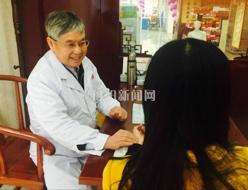 朱国先在给病人问诊