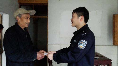 民警送证上门