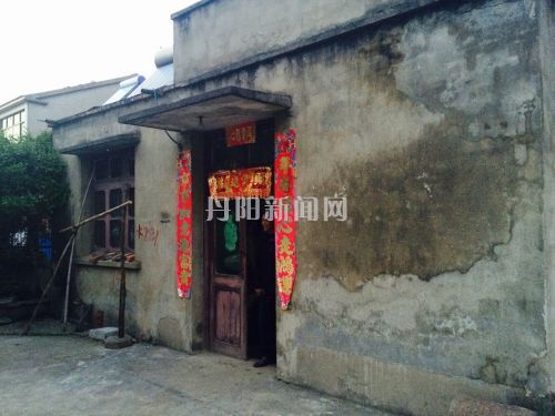 吴苏君的家还是水泥外墙，很是老旧。