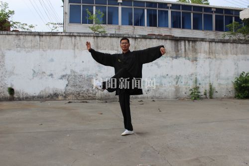 王荣庆在打太极（主图）