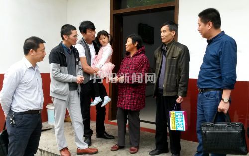 赵宇香接过爱心款无比感激