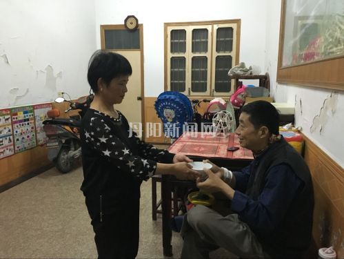 郦巧花在照顾周玉林
