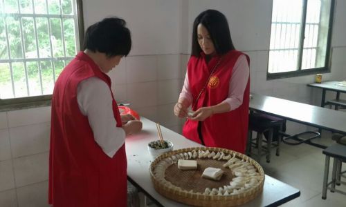 义工为老人们包馄饨