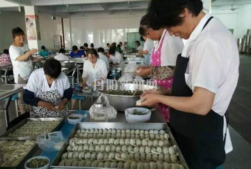 后勤职工为考生包馄饨
