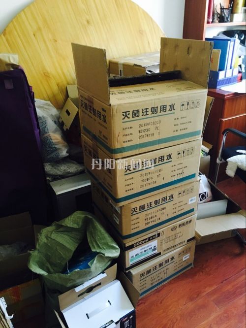 严荣英的各种用品堆了很多