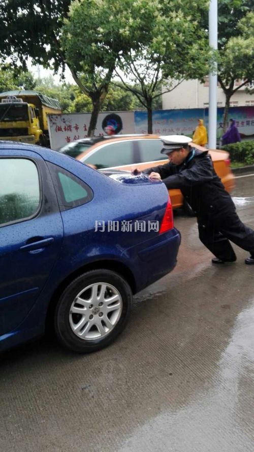 民警推车