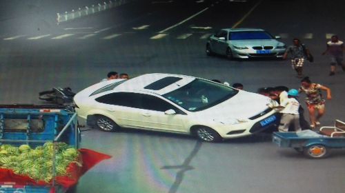 抬车救人