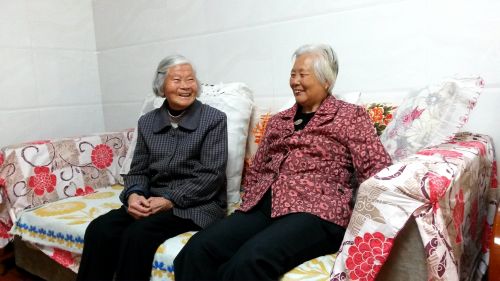 唐春花和胡桂英唠家常