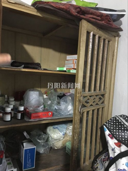 家中到处都摆放着李珊梅的药和腹透用具