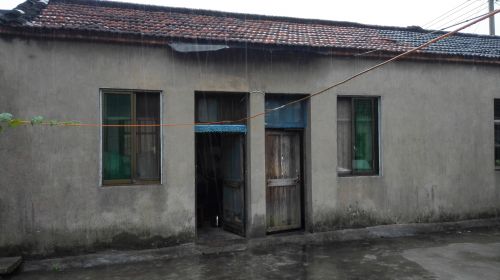 夫妻俩日常就在这两间小平房里