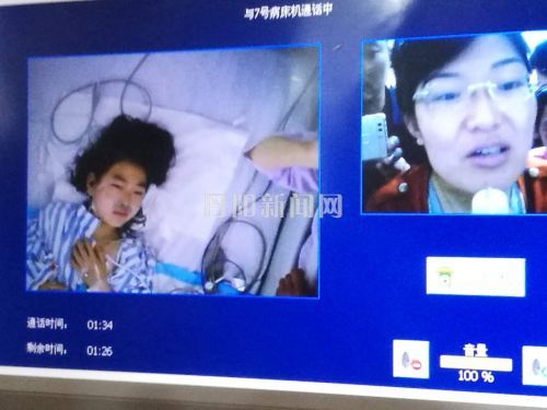 重症监护室中欣彤只能和妈妈视频