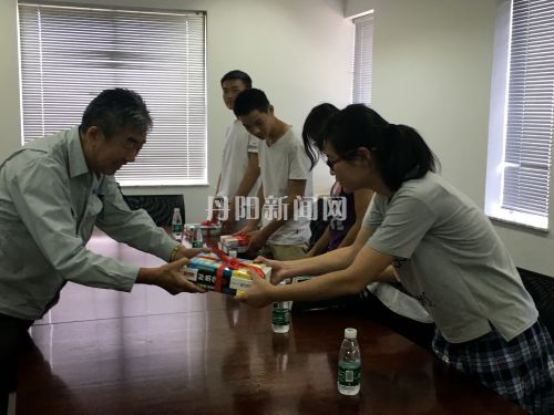 土屋聪给学生分发书籍
