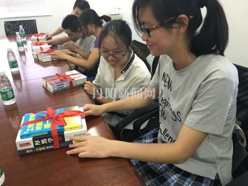 学生们很喜欢大赛璐送的书籍