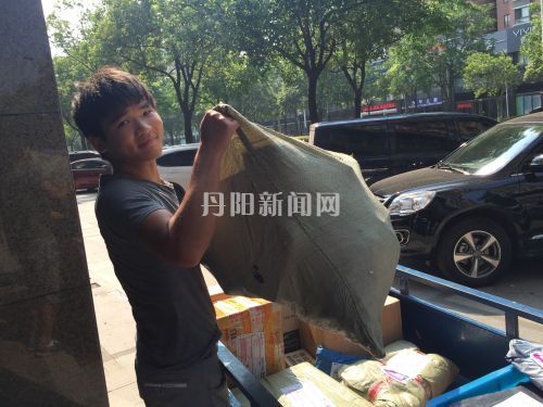 潘鸿云正把快件包搬到取件点2