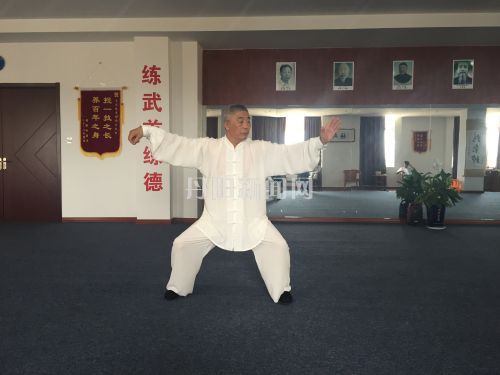 朱为民打太极拳照片