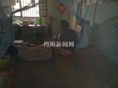 大多时间只能卧床的夫妻两