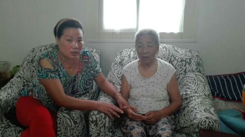 虽然婆婆听不懂，但是黄益华还是时常陪她说说话