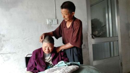 孙志林给姜六梅按摩中